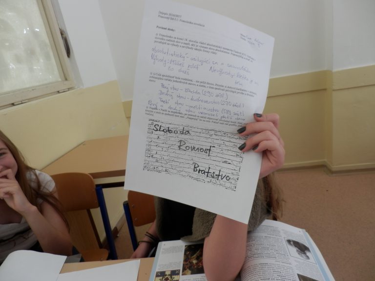 Žiaci sa učia napríklad vypĺňaním pracovných listov. FOTO – Archív MB