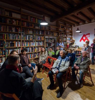 Kníhkupectvo je aj priestorom pre diskusie. FOTO - Artforum