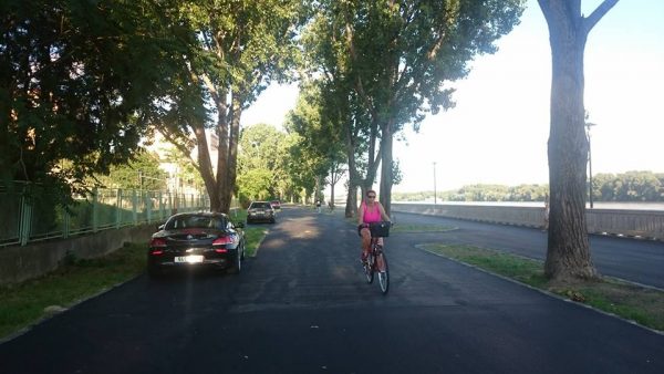 Na obnovenú promenádu si robia nárok aj autá. FOTO - Autorka