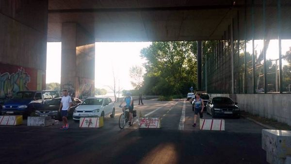 Ani kvetináče nezabránia niektorým autám vo vjazde na cyklotrasu. FOTO - Autorka