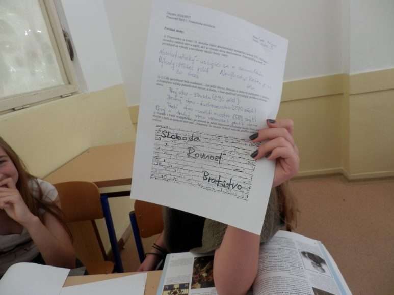 Žiaci sa učia napríklad vypĺňaním pracovných listov. FOTO - Archív MB