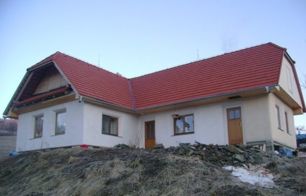 Jeden z prvých troch štandartných slamených domov v Zaježovej. FOTO - Archív autora