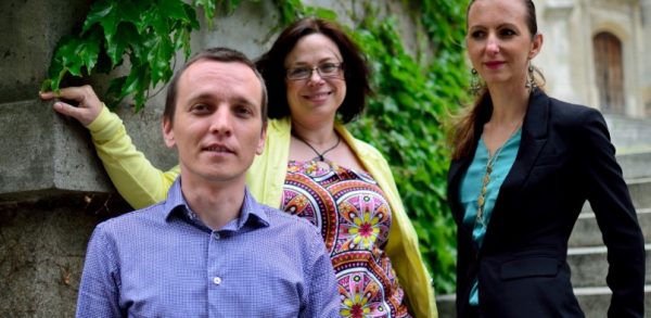 Peter Dráľ a kolegyne z kampane Chceme vedieť viac. FOTO - chcemevedietviac.sk